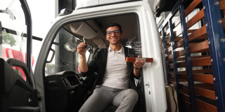 Fernando Cáceres dentro de camión de carga recibe llaves tras renovación vehicular del programa Foncarga en Bogotá.