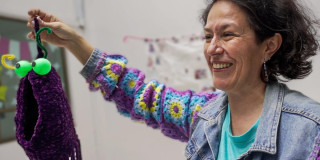 Mujer con un producto de su emprendimiento.