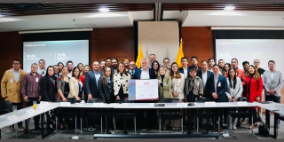 Fotografía del equipo de Bogotá y de Karspersky posa para la foto tras la firma de la alianza