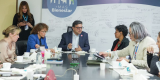 Foto del secretario de Salud hablando con otros funcionarios del sector salud 