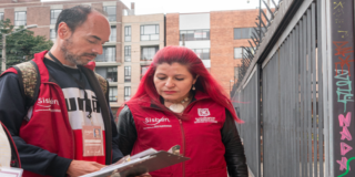Imagen de los encuestadores llegando a una casa