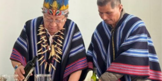 Fotos de dos personas de una comunidad indígena 
