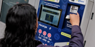Imagen de operaria recargando la tarjeta tu llave