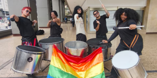 Imagen de jóvenes con instrumentos musicales