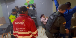 Gestor de Convivencia y uniformado de la Policía durante operativo.