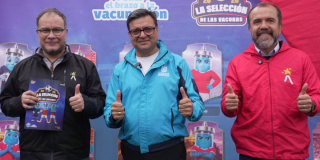 Foto de tres funcionarios del sector salud.