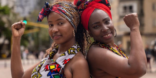 Dos mujeres afrodescendientes.