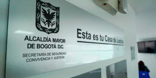 Aviso en el que se lee: "Alcaldía Mayor de Bogotá. Secretaría de Seguridad, Convivencia y Justicia. Esta es tu Casa de Justicia".