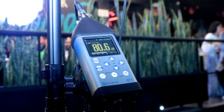 Sonómetro digital midiendo 80.6 decibeles en bar nocturno de Bogotá