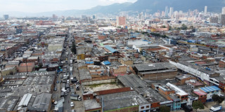 Foto pánoramica de Bogotá que muestra edificios y calles 