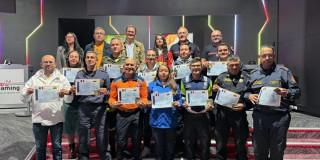 Grupo recibe certificados tras capacitación en gestión de crisis en escenario institucional