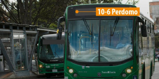 Foto de dos buses de TransMilenio en una vía de Bogotá