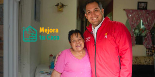 Foto que muestra dos personas sonriendo 