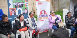 Foto que muestra un grupo de personas reunidas 