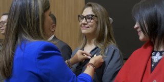La secretaria Distrital del Hábitat, Vanessa Velasco, recibiendo la medalla Bienestar y Excelencia