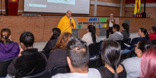 Foto que muestra un grupo de personas en una conferencia 