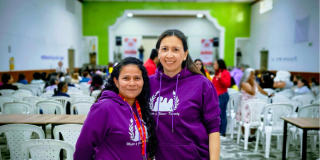 Fotos de dos mujeres con un saco morado 