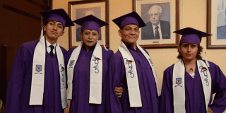 Imagen de los graduandos con sus birretes puestos