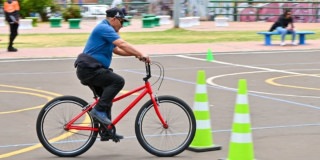 Persona mayor recorre pista de obstáculos en parque de Bogotá