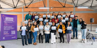 Foto que muestra un grupo de personas con diplomas en las manos 