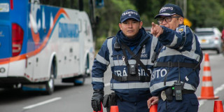 Foto de dos agentes de tránsito en una vía de Bogotá