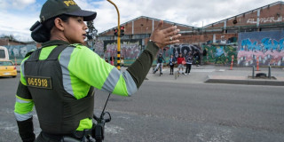 Foto de una agente de tránsito 