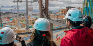 El alcalde mayor, Carlos Fernando Galán, mirando las pruebas de las cabinas del TransMiCable de San Cristóbal