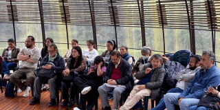 Imagen de varias personas sentadas