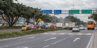 Foto que muestra vehículos andando por las calles