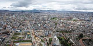 Vista panorámica de Bogotá con vías principales obras urbanas y cielo nublado