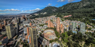 Imagen panorámica de Bogotá donde se evidencia un día soleado.