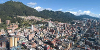 Panorámica de Bogotá con vista hacia edificios y cerros orientales bajo cielo despejado