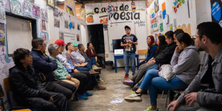 Imagen de personas reunidas en biblioteca comunitaria