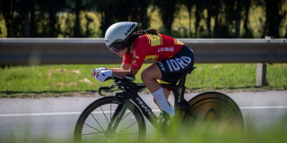 Foto que muestra una mujer montando bicicleta 