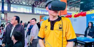 Foto que muestra un joven con unas gafas de realidad virtual 