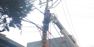 Foto que muestra un hombre con un uniforme de Enel Colombia 
