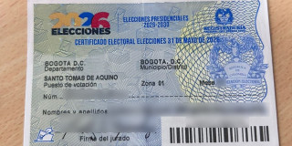 Foto de un certificado electoral en un puesto de votación en Bogotá