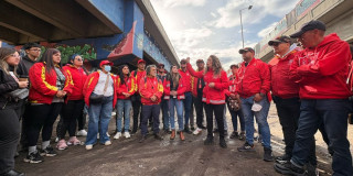 Defensores del espacio público durante el operativo en el bajo puente de la av. Villavicencio con AutoSur.