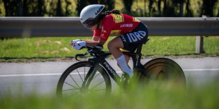 Ciclista del Equipo Bogotá compite en prueba contrarreloj sobre carretera abierta rural