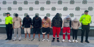 Siete de los capturados, custodiados por policías.