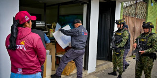 Entidades durante allanamiento a litografía en el barrio Restrepo.