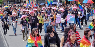 Imagen de personas marchando en una marcha LGBTI por las calles de Bogotá