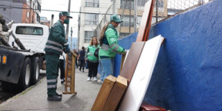 Foto que muestra personas levantando residuos 