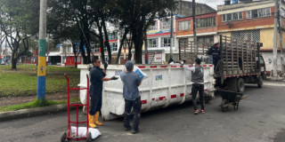 Foto que muestra personas colocando residuos en un ecopunto