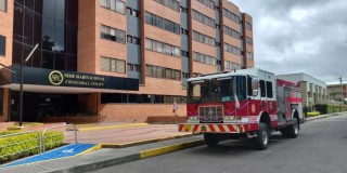Camión del Cuerpo de Bomberos de Bogotá frente a la Sede Habitacional Cristóbal Colón del Ejército Nacional.