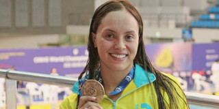 Paula Aguirre sostiene medalla de oro del Natación con Aletas en Corea del Sur