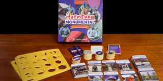 Imagen de componentes (fichas, cartas, tablero) del juego de mesa 'Aventura Monumental'
