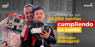 Foto que muestra tres personas sonriendo y un texto: con cindy ya son 32.000 familias cumpliendo su sueño con mi casa en Bogotá