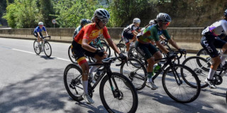 Ciclista del Equipo Bogotá pedalea en pelotón en segunda etapa de la Vuelta a Colombia Femenina 2026