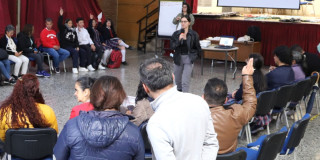 Foto que muestra personas en un auditorio 